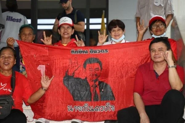 Thousands rally to greet Thaksin in Korat homecoming