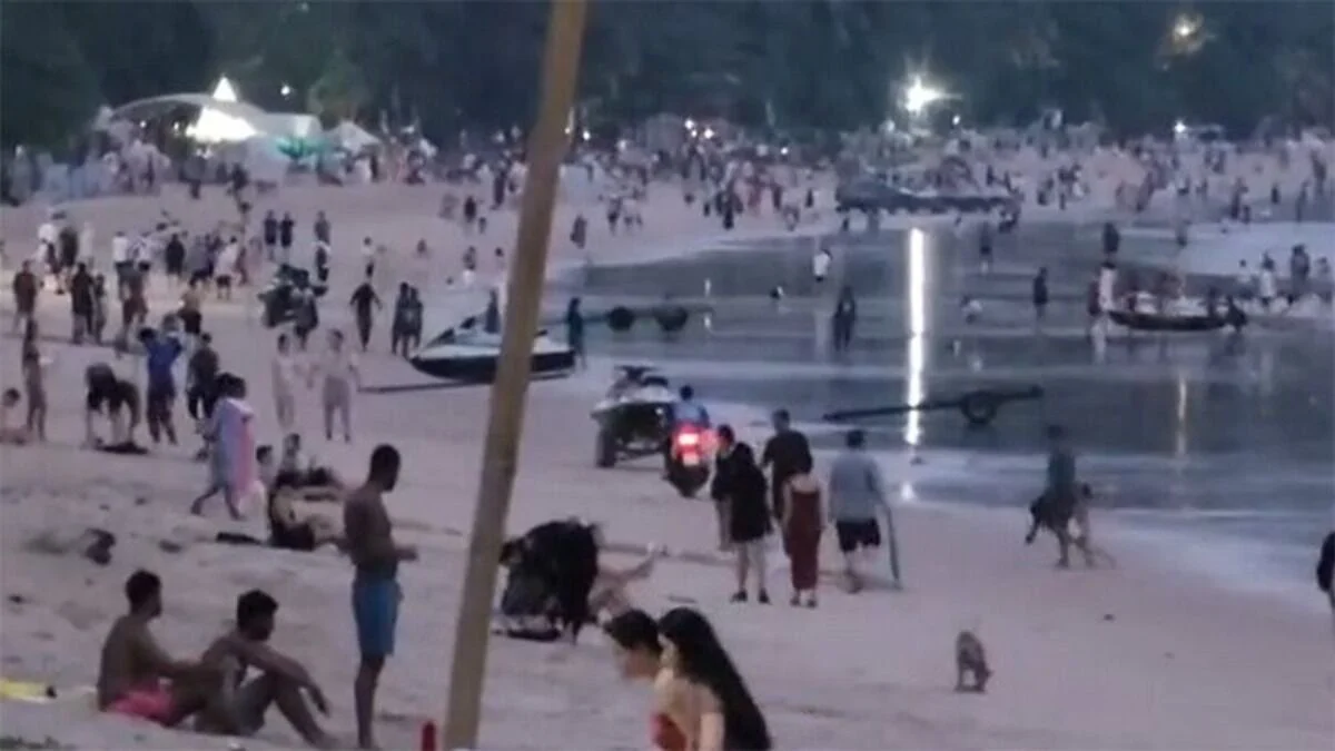 Motorbike taxi speeds along Patong Beach, alarming tourists (video)