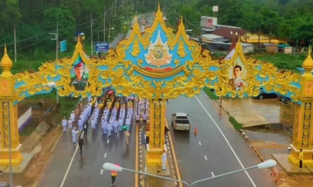 Phetchaburi unveils arch to celebrate Thai king’s 72nd birthday