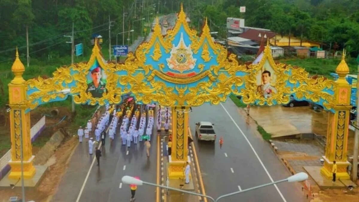 Phetchaburi unveils arch to celebrate Thai king’s 72nd birthday